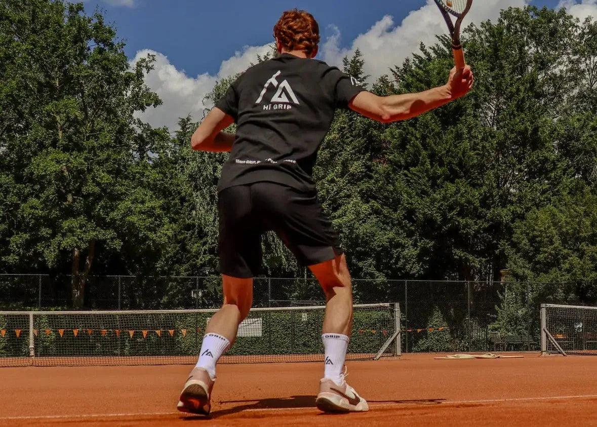Tennisser in witte gripsokken op de baan