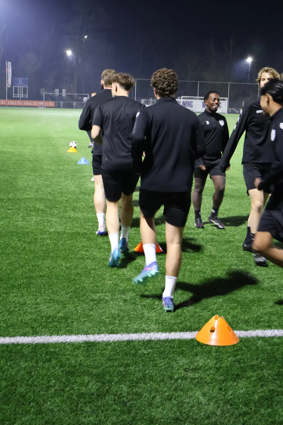 Team van Concordia loopt in tijdens de avondtraining