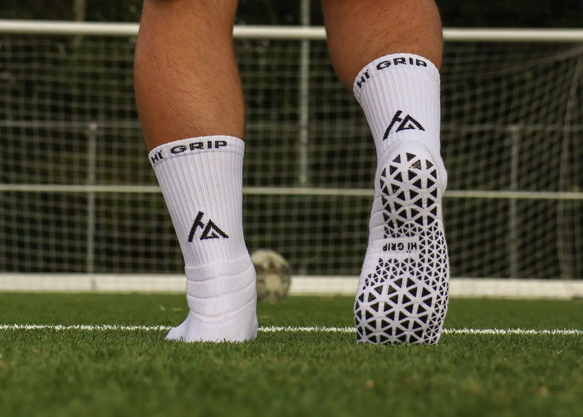 Close-up van het grippatroon van de witte HÏ Grip gripsok tijdens het voetballen
