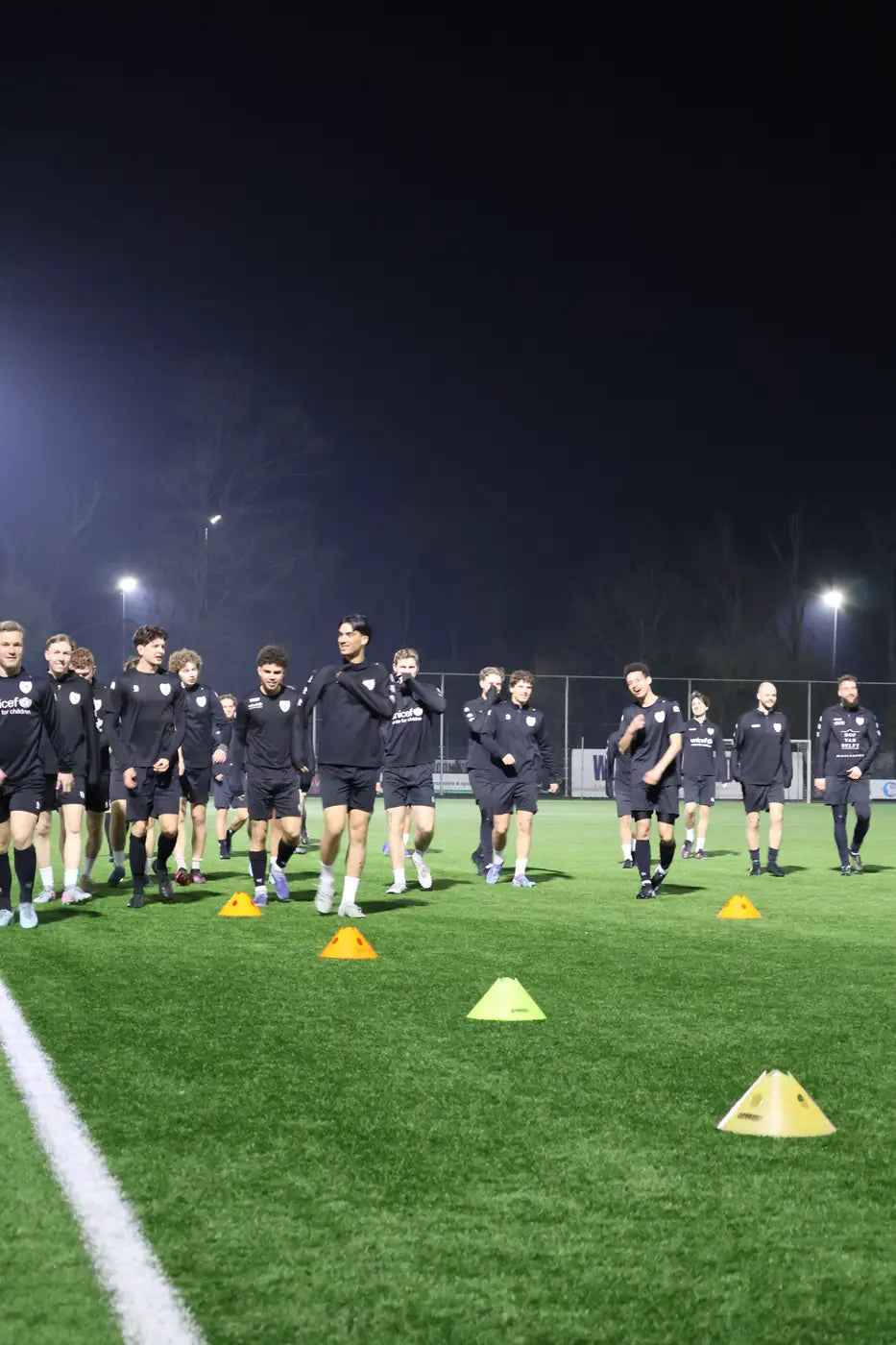 Het team van Concordia samen op het veld tijdens de avondtraining