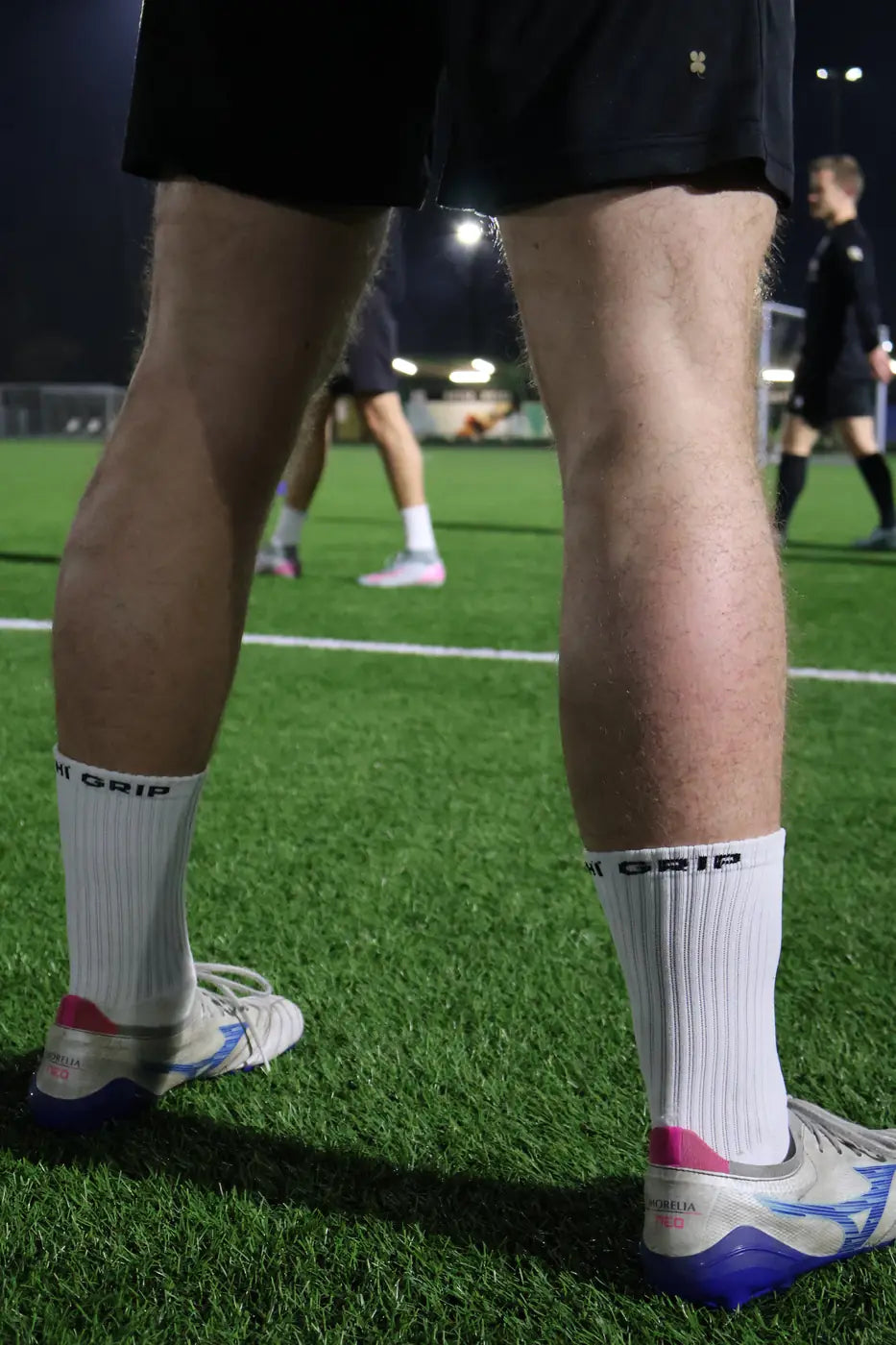 Close-up van witte HÏ Grip sokken bij een speler
