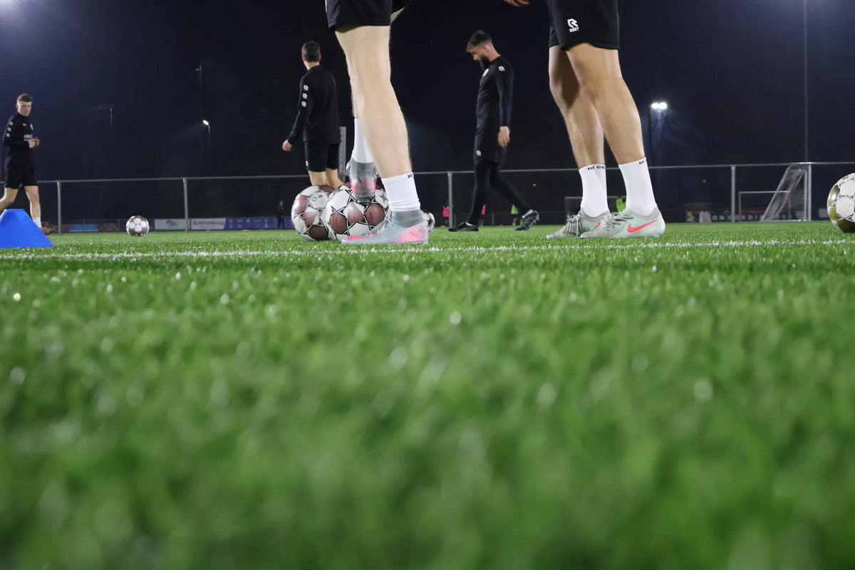 Spelers van Concordia met witte HÏ Grip gripsokken en ballen op kunstgras