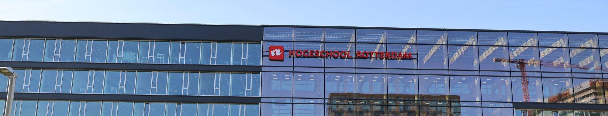 Glazen gevel van de Hogeschool Rotterdam, waar de Rotterdam Business School zit en HÏ Grip werd opgericht